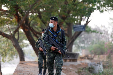 Binh sĩ Thái Lan canh gác biên giới với Myanmar - Ảnh: REUTERS Binh sĩ Thái Lan canh gác biên giới với Myanmar - Ảnh: REUTERS
