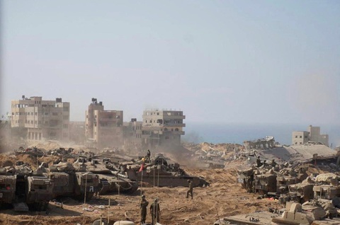Israel tuyên bố đã 'cắt đôi' Dải Gaza - Ảnh 1. Ảnh chụp vào ngày 5-11 cho thấy binh sĩ và xe tăng Israel bên trong Dải Gaza - Ảnh: REUTERS