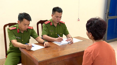 Bị can Cao Thị Trang (áo cam) làm việc tại cơ quan điều tra tỉnh Bắc Ninh do liên quan đến bùa ngải - Ảnh: CÔNG AN BẮC NINH Bị can Cao Thị Trang (áo cam) làm việc tại cơ quan điều tra tỉnh Bắc Ninh do liên quan đến bùa ngải - Ảnh: CÔNG AN BẮC NINH
