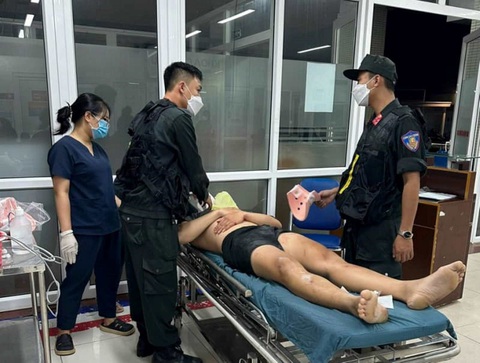 Ai đã cứu 6 người trong xe sang trước khi xe phát nổ và cháy rụi? - Ảnh 3. Tổ cảnh sát cơ động sau khi đưa những người trong xe ra đã gọi taxi đưa cả 6 người lên bệnh viện cấp cứu - Ảnh: L.T.