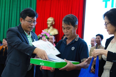 Mua bò trước, nhận vốn vay trả lại sau - Ảnh 1. Ông Phùng Bửu Quang, giám đốc điều hành Công ty cổ phần GREENFEED Việt Nam chi nhánh Đồng Nai (bìa trái), trao vốn cho nông dân khó khăn - Ảnh: AN BÌNH
