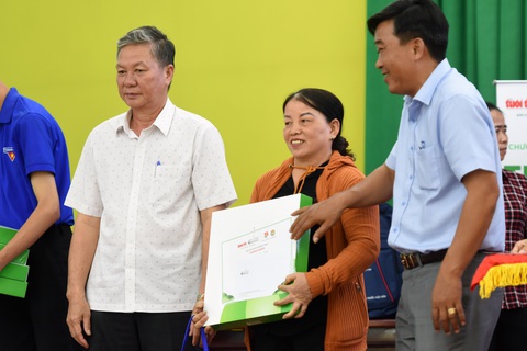 Mua bò trước, nhận vốn vay trả lại sau - Ảnh 3. Bà Đào Thị Cam vui mừng nhận vốn vay không lãi suất tại chương trình Tiếp sức nhà nông - Ảnh: AN BÌNH