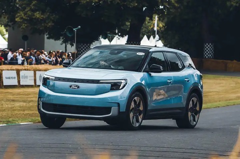 5 mẫu xe đáng chờ đợi trong năm 2024 - Ảnh 2. Ford Explorer EV - Phiên bản thuần điện của Ford Explorer được công bố lần đầu vào tháng 9-2023 và sẽ chào sân cũng như mở bán hoàn chỉnh vào giữa năm 2024. Tuy nằm chung gia đình Explorer danh tiếng, bản thuần điện thực tế không có điểm chung về kỹ thuật khi dùng khung gầm MEB do Volkswagen cung cấp. Nếu thành công tại châu Âu, dòng xe này có thể được đưa trở về Mỹ cũng như tham chiến tại châu Á - Ảnh: Car and Driver