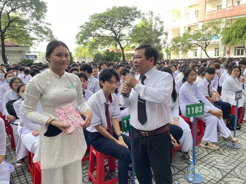 Ngăn ngừa bạo lực học đường từ những phiên tòa giả định - Ảnh 3. Ban tổ chức giải đáp thắc mắc của học sinh Trường THPT Năng khiếu TDTT huyện Bình Chánh sau phiên tòa giả định - Ảnh: KHẮC TUẤN