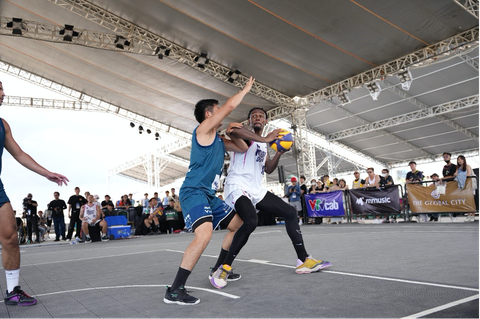 Đội bóng rổ Việt Nam Hoop Dreams vô địch VPrime 3x3 2023 - Ảnh 3. Hassan Thomas (phải) thu hồi bóng cho Hoop Dreams - Ảnh: VBA