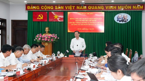 TP Thủ Đức phải tiên phong thi đua giải ngân đầu tư công - Ảnh 1. Chủ tịch UBND TP.HCM Phan Văn Mãi làm việc với Ban Thường vụ Thành ủy TP Thủ Đức về việc giải ngân vốn đầu tư công - Ảnh: THẢO LÊ