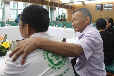 Ông Nguyễn Văn Chức vui mừng vì sự hồi phục thần kỳ của con trai - Ảnh: DƯƠNG LIỄU Ông Nguyễn Văn Chức vui mừng vì sự hồi phục thần kỳ của con trai - Ảnh: DƯƠNG LIỄU