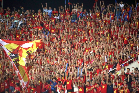 VFF nói gì khi được FIFA trao 100 triệu USD xây sân vận động? - Ảnh 2. Người hâm mộ Việt Nam cuồng nhiệt trên sân Mỹ Đình - Ảnh: N.K.