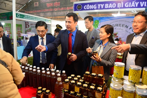 43 nhà nông trẻ xuất sắc nhận giải thưởng Lương Định Của 2023 - Ảnh 1. Anh Ngô Văn Cương - bí thư Trung ương Đoàn - cùng các đại biểu tham quan gian hàng của thanh niên khởi nghiệp năm 2022 trong khuôn khổ giải thưởng Lương Định Của - Ảnh: DƯƠNG TRIỀU