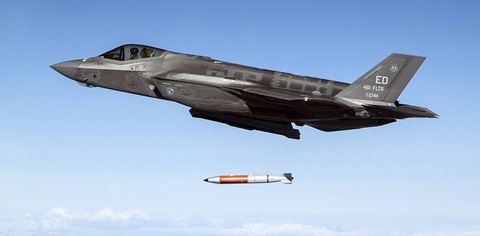 Bom B61-13 thả từ máy báy F-35 có thể giết chết 1/4 dân số Matxcơva - Ảnh 1. Chiếc tiêm kích tàng hình F-35 ném một quả bom B61-12 - Ảnh: POPULAR MECHANICS