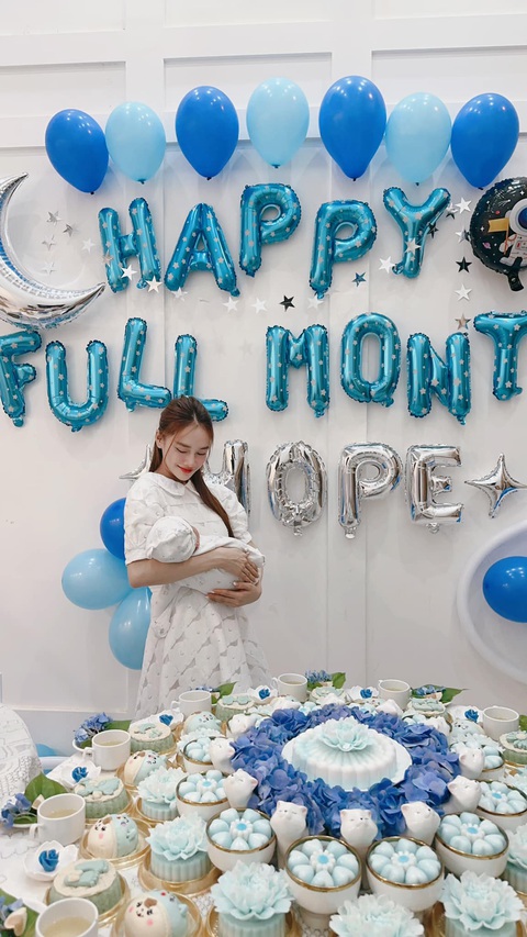 Nhã Phương - Trường Giang tiết lộ thêm thông tin về quý tử mới sinh - Ảnh 2. Người hâm mộ biết được tên gọi con trai Nhã Phương là Hope nhờ dòng chữ chúc mừng phía sau