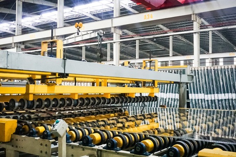Viglacera xuất xưởng sản phẩm kính siêu trắng đầu tiên tại Việt Nam - Ảnh 3. Những tấm kính siêu trắng đầu tiên do Viglacera sản xuất - Ảnh: VGC