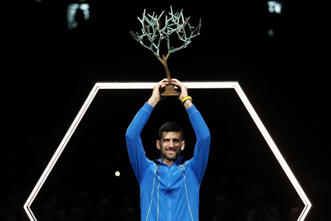 Điểm tin thể thao sáng 6-11: Luis Diaz cứu Liverpool, Djokovic vô địch Paris Masters - Ảnh 4. Djokovic với chức vô địch Paris Masters 2023 - Ảnh: REUTERS