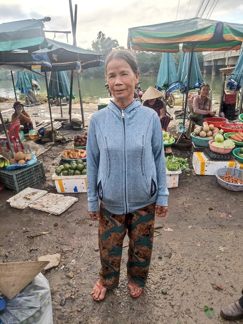 Nữ lao công nghèo không tham của rơi - Ảnh 1. Nữ lao công nghèo Hồ Thị Điểu ở chợ Truồi (Thừa Thiên Huế) - Ảnh: PHẠM VIỆT ÂN
