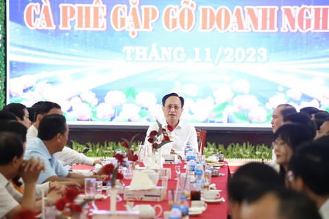 Chủ tịch Bạc Liêu "cà phê sáng" với doanh nghiệp, gỡ khó khăn - Ảnh 1. Chủ tịch UBND tỉnh Bạc Liêu Phạm Văn Thiều tại buổi "cà phê sáng" với doanh nghiệp vào sáng 6-11 - Ảnh: CHÍ QUỐC