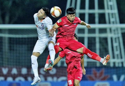 Cuộc đua thăng hạng V-League nhiều ẩn số - Ảnh 1. Phan Văn Long (trái) cùng đồng đội liên tục bị cầm hòa do lịch thi đấu đầu mùa rất căng thẳng - Ảnh: ĐÀ NẴNG FC