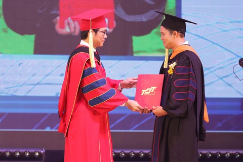 Trường Đại học Tôn Đức Thắng tổ chức Lễ ra trường và trao bằng tốt nghiệp - Ảnh 4. Trường Đại học Tôn Đức Thắng tổ chức Lễ ra trường và trao bằng tốt nghiệp - Ảnh 4.