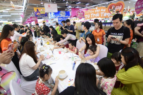 Những bạn trẻ Gen Z và Gen Y mang con đến vẽ tranh, tô tượng và mua sắm tại Co.opXtra Tân Phong (TTTM SC VivoCity (Q.7) vào hôm 4-11 - Ảnh: QUANG ĐỊNH Những bạn trẻ Gen Z và Gen Y mang con đến vẽ tranh, tô tượng và mua sắm tại Co.opXtra Tân Phong (TTTM SC VivoCity (Q.7) vào hôm 4-11 - Ảnh: QUANG ĐỊNH