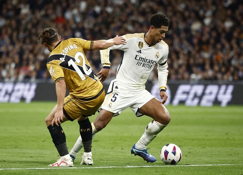 Điểm tin thể thao sáng 6-11: Luis Diaz cứu Liverpool, Djokovic vô địch Paris Masters - Ảnh 2. Real Madrid (áo trắng) hòa Vallecano sau khi phung phí hàng loạt cơ hội - Ảnh: REUTERS