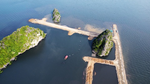 Tạm dừng thi công dự án đô thị có 3,88 ha vùng đệm vịnh Hạ Long - Ảnh 1. Dự án khu đô thị tại khu 10B phường Quang Hanh, TP Cẩm Phả, tỉnh Quảng Ninh khi thi công gây tác động tới môi trường vùng đệm vịnh Hạ Long - Ảnh: L.DŨNG
