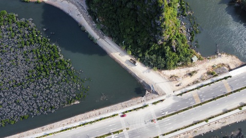 Tạm dừng thi công dự án đô thị có 3,88 ha vùng đệm vịnh Hạ Long - Ảnh 3. Dự án nằm gần với đường ven biển Hạ Long - Cẩm Phả hiện đang tạm dừng thi công để rà soát, báo cáo tỉnh Quảng Ninh - Ảnh: L.DŨNG
