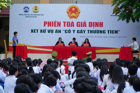 Ngăn ngừa bạo lực học đường từ những phiên tòa giả định - Ảnh 1. Phiên tòa giả định với chủ đề phòng chống bạo lực học đường tại Trường THPT Bình Chiểu - Ảnh: ĐAN THUẦN