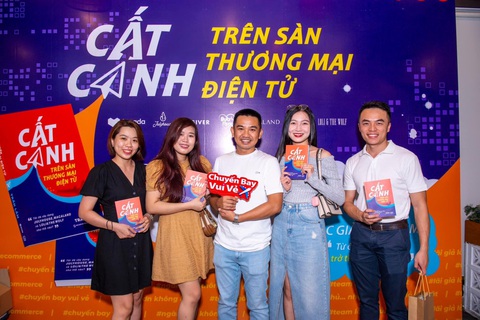 Hiếm hoi ông chủ viết sách phơi bày mọi thứ về doanh nghiệp mình - Ảnh 1. Tác giả Trần Lâm (đứng giữa) của cuốn Cất cánh trên sàn thương mại điện tử tại buổi ra mắt sách hôm 4-11 - Ảnh: NVCC