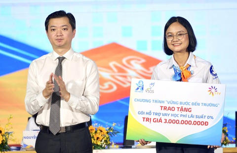 Chủ tịch Hội Sinh viên Việt Nam Nguyễn Minh Triết (trái) trao hỗ trợ 3 tỉ đổng để Hội Sinh viên TP.HCM triển khai gói hỗ trợ vay học phí lãi suất 0% - Ảnh: HỮU HẠNH Chủ tịch Hội Sinh viên Việt Nam Nguyễn Minh Triết (trái) trao hỗ trợ 3 tỉ đổng để Hội Sinh viên TP.HCM triển khai gói hỗ trợ vay học phí lãi suất 0% - Ảnh: HỮU HẠNH
