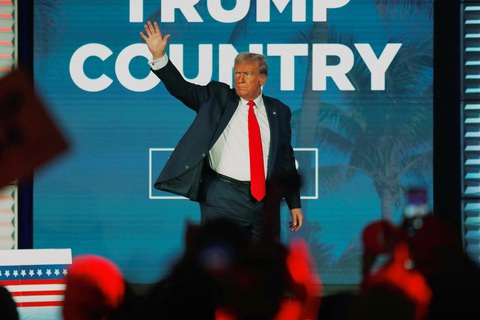 Ông Trump dẫn trước ông Biden tại nhiều bang mang tính quyết định - Ảnh 1. Cựu tổng thống Mỹ Donald Trump, ứng viên tranh cử tổng thống Đảng Cộng hòa, phát biểu tại Florida ngày 4-11 - Ảnh: REUTERS