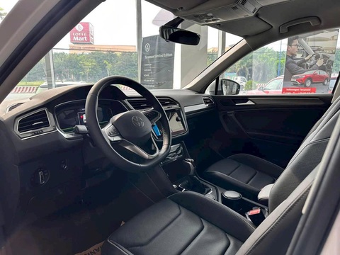 Tin tức giá xe: Hàng loạt xe giảm giá tới nửa tỉ đồng - Ảnh 12. Volkswagen Tiguan Allspace chưa có đối thủ nào thực sự ngang hàng. Giá sau giảm của mẫu xe này nay tương đương Hyundai Palisade - mẫu SUV có kích thước lớn hơn hẳn. Thường được định giá cao hơn hẳn những mẫu xe cùng phân khúc, giá Tiguan Allspace nay đang dần tiệm cận những mẫu xe Hàn Quốc cùng phân khúc như Hyundai Santa Fe hay Kia Sorento - Ảnh: Đại lý Volkswagen/Facebook