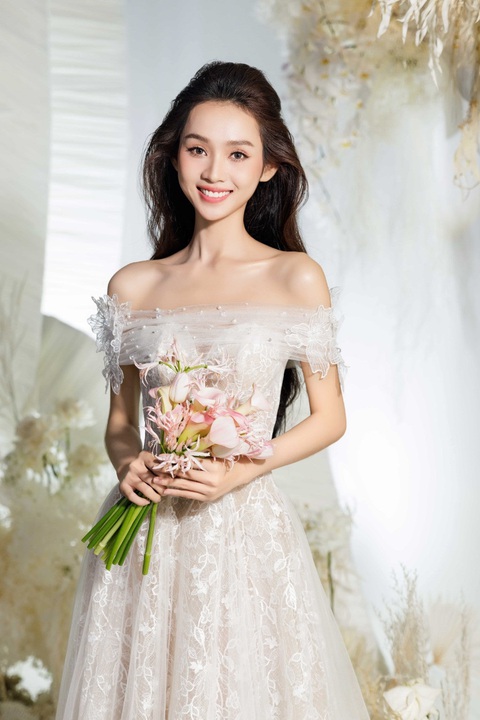 Trong màn trình diễn, Yến Nhi và bạn diễn tương tác, khiêu vũ và khoác tay nhau trên sân khấu. Sự kết hợp mang lại cảm xúc chân thực, tạo điểm nhấn cho bộ sưu tập. Hoa hậu Nước - Miss Earth Việt Nam 2023 Yến Nhi cũng đảm nhận vai trò first face cho bộ sưu tập của Kim Couture (NTK Kim Anh Lê). Yến Nhi diện bộ váy ren nhẹ nhàng, toát lên vẻ đẹp mơ mộng.