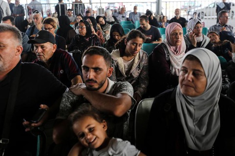 Nhìn lại một tháng xung đột Israel - Hamas - Ảnh 11. Ngày 2-11, nhóm người có hộ chiếu nước ngoài chờ đợi ở cửa khẩu Rafah của Ai Cập để rời khỏi Gaza. Kể từ đầu tháng 11, thông qua thỏa thuận do Qatar làm trung gian, những người bị thương nặng và người nước ngoài đã được phép rời khỏi Dải Gaza để đến Ai Cập - Ảnh: THE HINDU/GETTY IMAGES