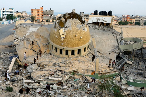 Nhìn lại một tháng xung đột Israel - Hamas - Ảnh 3. Cùng ngày 7-10, Thủ tướng Israel Benjamin Netanyahu tuyên bố nước này đang trong tình trạng "chiến tranh". Quân đội Israel phát động chiến dịch "Iron Sword" (Gươm sắt), tiến hành không kích vào hàng loạt mục tiêu trên Dải Gaza - khu vực hiện do Hamas kiểm soát. Trong ảnh, người Palestine đang kiểm tra một nhà thờ Hồi giáo bị Israel không kích tại thành phố Khan Younis, phía nam Dải Gaza trong ngày 8-10 - Ảnh: REUTERS