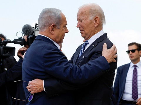 Nhìn lại một tháng xung đột Israel - Hamas - Ảnh 7. Ngày 18-10, Tổng thống Mỹ Joe Biden đến Israel và gặp Thủ tướng Benjamin Netanyahu, thể hiện cam kết mạnh mẽ của Washington với Tel Aviv. Sau chuyến thăm của ông Biden, Israel đồng ý cho hàng viện trợ nhân đạo vào Dải Gaza. Kể từ khi xung đột nổ ra, Mỹ đã điều đến khu vực Trung Đông hai nhóm tàu sân bay, tàu ngầm hạt nhân lớp Ohio, hệ thống phòng không THAAD, các tiểu đoàn tên lửa Patriot và binh lính Mỹ, với mục tiêu là bảo vệ lực lượng Mỹ tại Trung Đông, hỗ trợ Israel, đối phó với sự leo thang của Iran và các lực lượng ủy nhiệm của Tehran tại khu vực - Ảnh: REUTERS