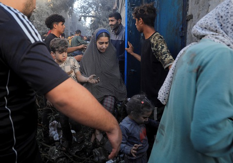 Nhìn lại một tháng xung đột Israel - Hamas - Ảnh 1. Người Palestine sơ tán khỏi trại tị nạn Maghazi ở trung tâm Dải Gaza hôm 6-11 sau cuộc tấn công của Israel - Ảnh: REUTERS