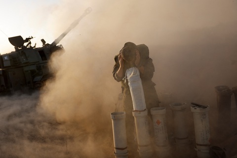 Một người lính ẩn nấp khi một đơn vị pháo binh khai hỏa gần biên giới Dải Gaza ở Israel, ngày 6-11 - Ảnh: REUTERS Một người lính ẩn nấp khi một đơn vị pháo binh khai hỏa gần biên giới Dải Gaza ở Israel, ngày 6-11 - Ảnh: REUTERS
