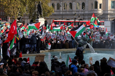 Nhìn lại một tháng xung đột Israel - Hamas - Ảnh 15. Các cuộc tuần hành đã diễn ra ở nhiều nơi trên thế giới để kêu gọi Hamas trả tự do cho con tin, phản đối việc Israel tấn công vào Dải Gaza trong suốt một tháng qua. Theo Đài CNN, cuộc tấn công của Hamas hôm 7-10 đã giết chết 1.400 người ở Israel. Trong khi đó, cơ quan y tế tại Dải Gaza ngày 7-11 cho biết đã có ít nhất 10.000 người Palestine thiệt mạng vì xung đột, 70% là trẻ em, phụ nữ và người lớn tuổi - Ảnh: REUTERS