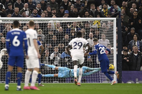 Nhận 2 thẻ đỏ, Tottenham 'thảm bại' trước Chelsea - Ảnh 5. Khoảnh khắc Cole Palmer đánh bại Vicario để gỡ hòa cho Chelsea - Ảnh: REUTERS