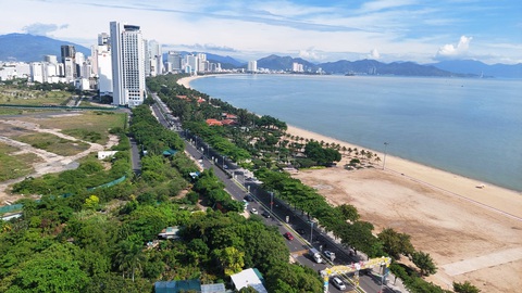 Kéo dài qui hoạch ven biển Nha Trang tới 20km, xóa bỏ rào chắn nhìn ra biển - Ảnh 1. Khu vực ven biển Nha Trang phía đông đường Trần Phú hiện nay - Ảnh: PHAN SÔNG NGÂN