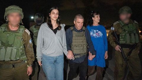 Nhìn lại một tháng xung đột Israel - Hamas - Ảnh 8. Ngày 20-10, lực lượng Hamas bất ngờ trả tự do cho hai con tin người Mỹ là hai mẹ con tên Judith và Natalie Raanan. Hamas được cho là đang bắt giữ hơn 200 con tin là công dân của Israel và nhiều quốc gia trên thế giới - Ảnh: CNN