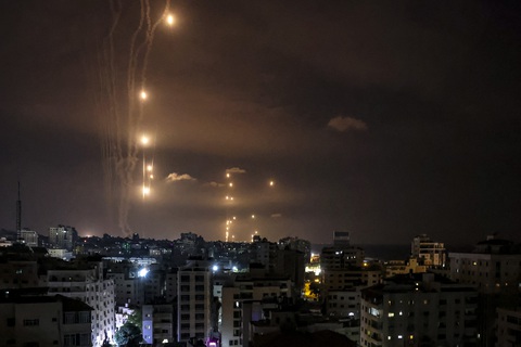 Nhìn lại một tháng xung đột Israel - Hamas - Ảnh 2. Ngày 7-10, Thủ lĩnh phong trào Hamas - Mohammed al-Deif - tuyên bố bắt đầu chiến dịch quân sự mới mang tên "Al-Aqsa Flood" (tạm dịch: Cơn lũ Al-Aqsa) chống lại Israel. Lực lượng Hamas cho biết đã phóng hơn 5.000 quả rocket vào lãnh thổ Israel trong khoảng 20 phút - Ảnh: AFP