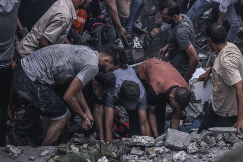 Ngày 9-10, Israel tuyên bố phong tỏa hoàn toàn Dải Gaza, cắt hết điện, nước, thực phẩm, khiến khu vực này chính thức bị cô lập. Trong ảnh, người Palestine tìm kiếm những người còn sống sót sau vụ không kích của Israel vào trại tị nạn Jabalia ở Dải Gaza - Ảnh: AFP Người dân Palestine tìm kiếm những người còn sống sót sau vụ không kích của Israel vào trại tị nạn Jabalia ở Dải Gaza - Ảnh: AFP