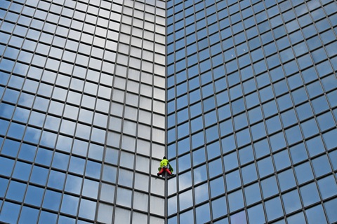 Alain Robert, người leo các tòa nhà chọc trời và có biệt danh “người nhện” Pháp, leo cao ốc Coupole Total tower cao 179m ở Paris hôm 6-11 để kêu gọi hòa bình tại Trung Đông - Ảnh: AFP Alain Robert, người leo các tòa nhà chọc trời và có biệt danh “người nhện” Pháp, leo cao ốc Coupole Total tower cao 179m ở Paris hôm 6-11 để kêu gọi hòa bình tại Trung Đông - Ảnh: AFP