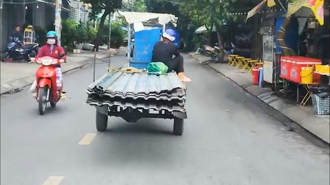 Xe tự chế, xe ba gác, xe... mù vẫn vi vu chạy lụi trên đường- Ảnh 2. Xe ba gác trên đường