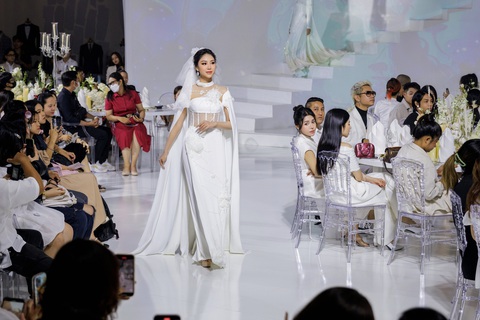 Trong một sự kiện thời trang tại TP.HCM, Đỗ Thị Lan Anh - tân Miss Earth Vietnam (Hoa hậu Trái đất) 2023 đảm nhận vai trò trình diễn mở màn cho bộ sưu tập váy cưới lộng lẫy. Người đẹp diện áo dài cưới trắng tinh khôi, đính kết hoa nổi bồng bềnh, kết hợp hạt pha lê lấp lánh. Mẫu thiết kế giúp khoe đường cong, tôn nét quyến rũ của Lan Anh trên sàn diễn. Tân Hoa hậu Trái đất Việt Nam 2023 sở hữu vóc dáng săn chắc, nóng bỏng với chiều cao 1,71m và có số đo hình thể: 85-60-95cm.