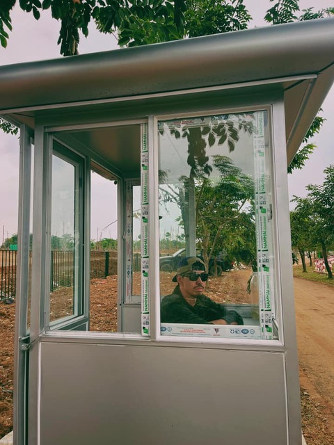 Ảnh vui 7-11: Đen Vâu đổi nghề, làm bác bảo vệ 'siêu ngầu' - Ảnh 1. Đen Vâu là nghệ sĩ làm nhiều nghề nhất Việt Nam: rapper, công nhân thu gom rác, mở quán cà phê... Nay thành chú bảo vệ!