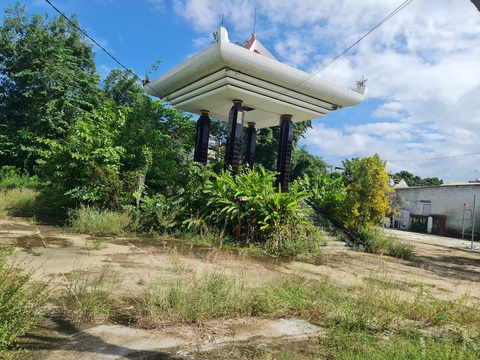 Bán đất khi còn sống, chết vẫn chưa sang tên được vì quyết định 14 năm trước - Ảnh 5. Đài tưởng niệm đã được chuyển đi - Ảnh: TRẦN MAI
