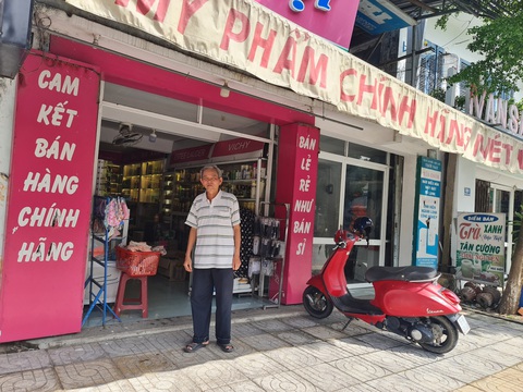 Bán đất khi còn sống, chết vẫn chưa sang tên được vì quyết định 14 năm trước - Ảnh 3. Ông Thành nói vì quyết định thu hồi đất treo 14 năm mà ông chẳng thể cho thuê được căn nhà nằm ở mặt tiền sầm uất của mình - Ảnh: TRẦN MAI