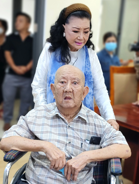 NSND Kim Cương đẩy xe lăn giúp Mạc Can khi ông đến nhận quà Nghệ sĩ tri âm năm 2023 tại Hội Bảo trợ bệnh nhân nghèo TP.HCM - Ảnh: LINH ĐOAN NSND Kim Cương đẩy xe lăn giúp Mạc Can khi ông đến nhận quà Nghệ sĩ tri âm năm 2023 tại Hội Bảo trợ bệnh nhân nghèo TP.HCM - Ảnh: LINH ĐOAN