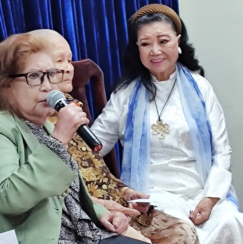 NSND Kim Cương (bìa phải) lắng nghe nghệ sĩ Diệu Hiền tâm sự khi bà đến nhận quà Nghệ sĩ tri âm năm 2023 tại Hội Bảo trợ bệnh nhân nghèo TP.HCM NSND Kim Cương (bìa phải) lắng nghe nghệ sĩ Diệu Hiền tâm sự khi bà đến nhận quà Nghệ sĩ tri âm năm 2023 tại Hội Bảo trợ bệnh nhân nghèo TP.HCM - Ảnh: LINH ĐOAN
